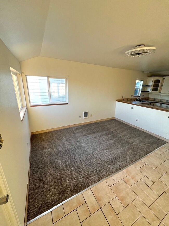 Building Photo - 1 Bed 1 Bath Available for Rent in Kent!