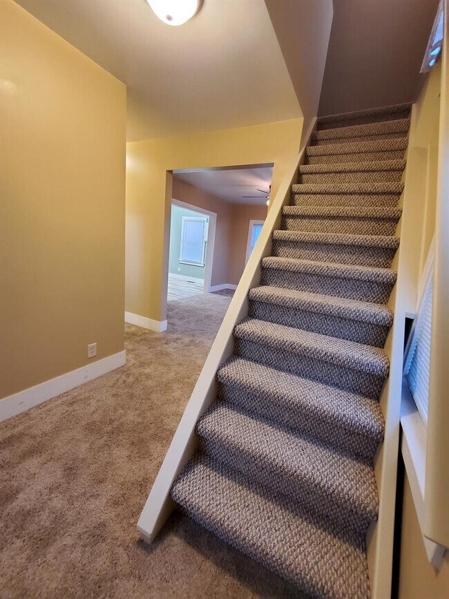 Building Photo - Spacious 2 Bedroom House Updated with Remo...