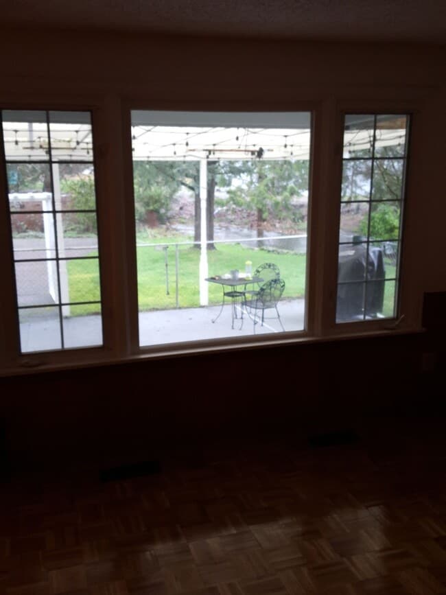 Building Photo - University Place 2bd 2bth, with bonus/office, $2,995 includes yard care and utilities other than ...