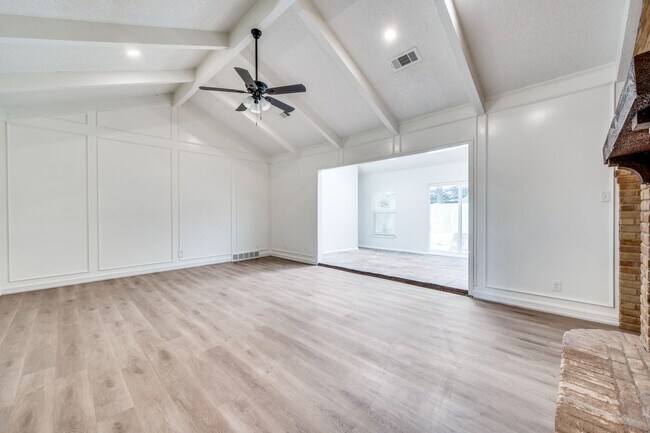 Building Photo - 1710 Green Oaks Dr