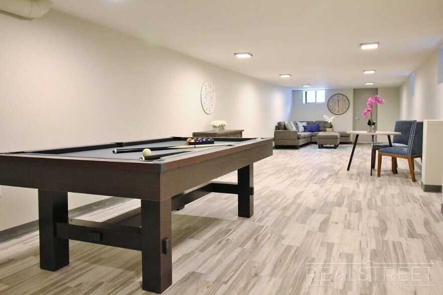 Building Photo - New Modern 2 Bed w Full Amenities + Dishwa...
