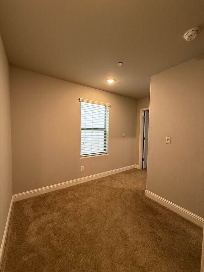 Building Photo - Charming 3-Bedroom Home in Family-Friendly 93727 Neighborhood