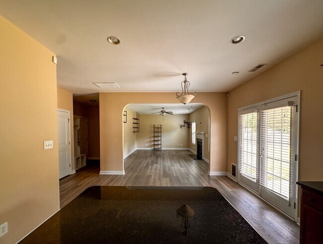 Building Photo - Well-Maintained 4 Bed 2.5 Bath Home in Westgate