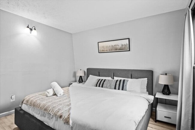 Building Photo - 1150 Country Club Dr