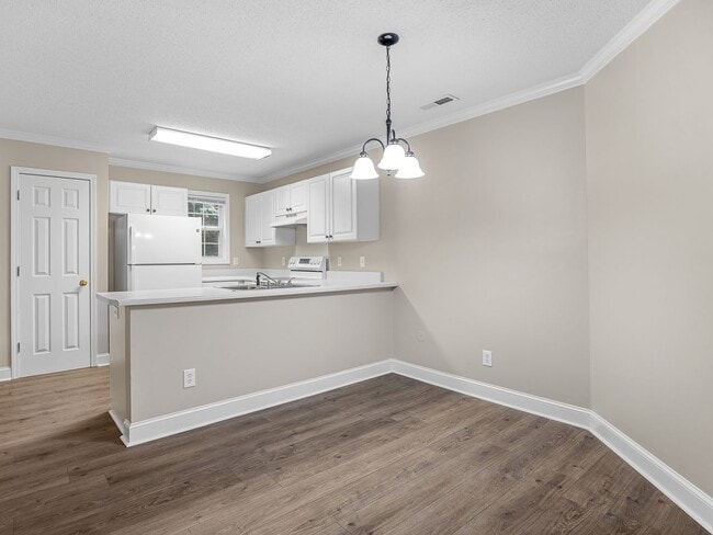 Building Photo - Freshly Renovated 2 BR, 2.5 BA Townhome Ce...