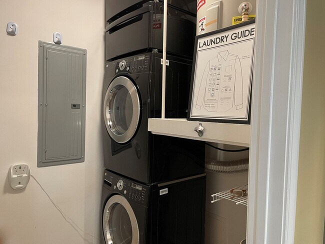 Building Photo - Sleek City Living: Oversized 2BR with Open Floor Plan