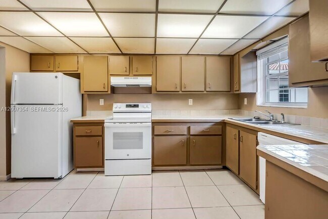 Building Photo - 3100 Coral Springs Dr