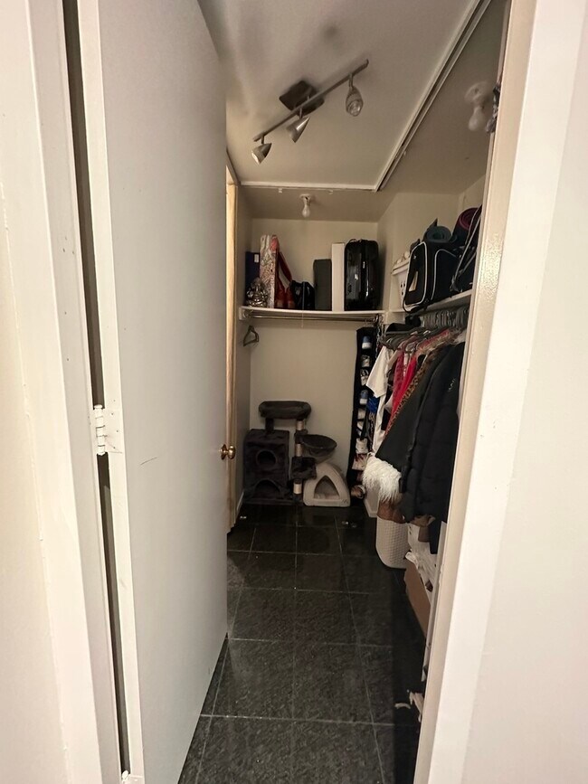 Building Photo - 2020 N Lincoln Park W