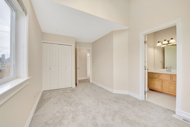 Building Photo - Rooftop Deck & Convenient Seattle Location