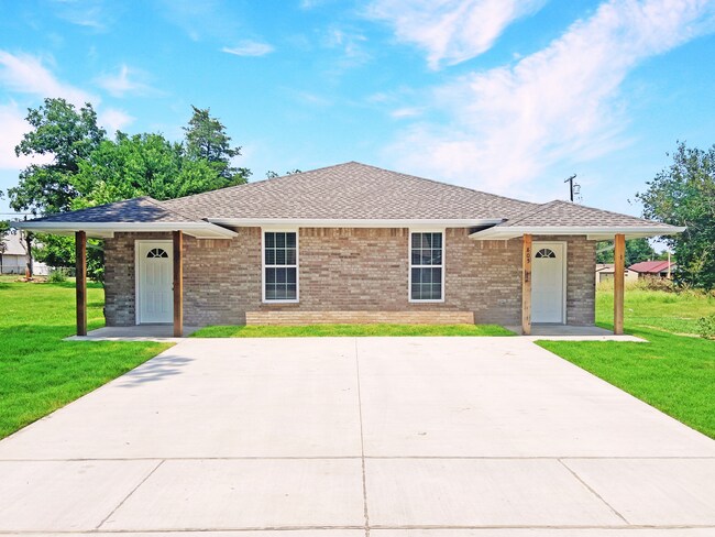 Primary Photo - Modern & Cozy 3-Bed, 2-Bath Duplex in Cent...