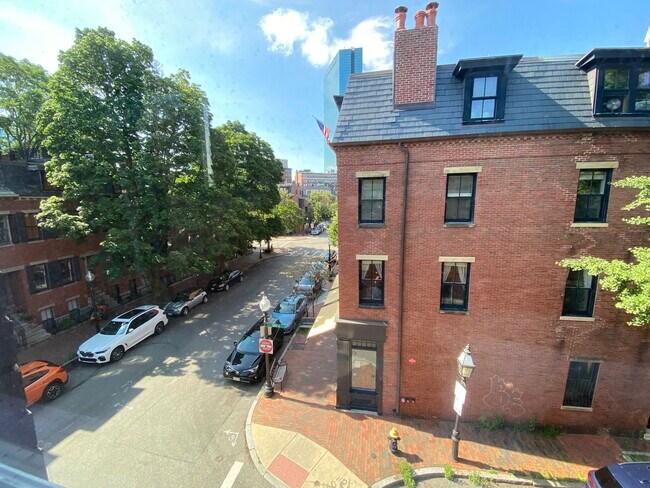Building Photo - 33 Clarendon St