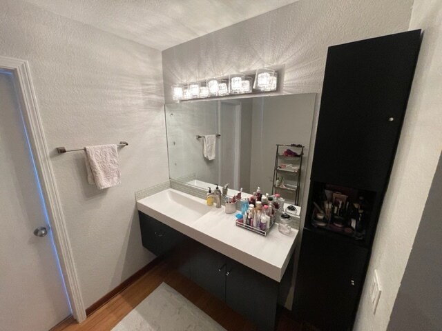 Master bathroom - 2103 Rockefeller Ln