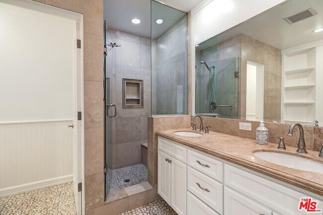 Building Photo - 4221 W Toluca Lake Ln