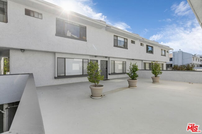 Building Photo - 12358 Moorpark St