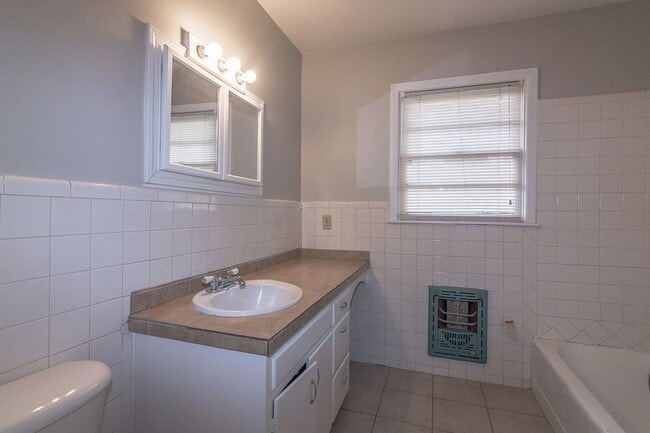 Building Photo - Cute 2-Bedroom Duplex Coming Soon!