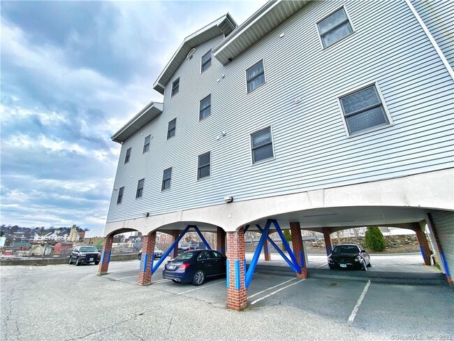 Building Photo - 94 East Ave