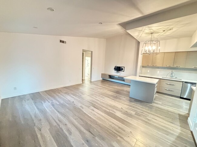 Building Photo - Beautiful 2 Bedroom 2 Bath Condo
