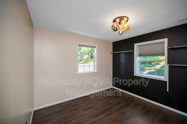 Building Photo - 610 Kensington Dr