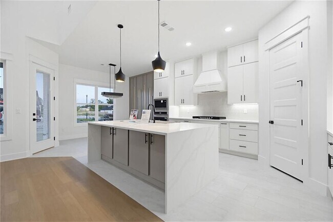Building Photo - 431 Hedge Dr