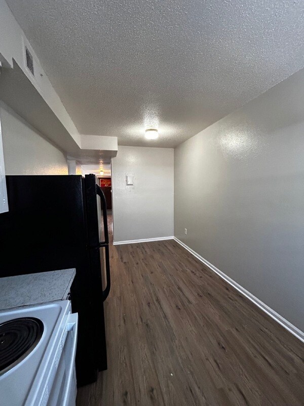 Building Photo - 1415 W Maple Ave