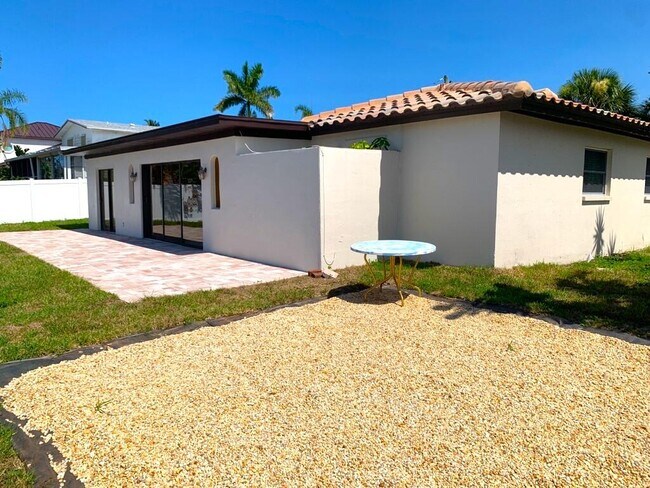 Building Photo - 560 Paula Ave