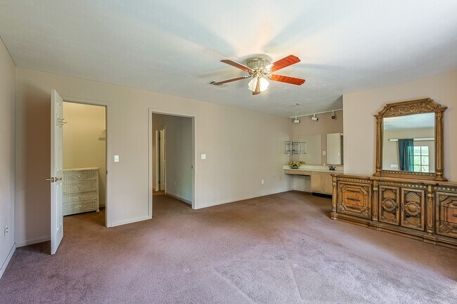 Building Photo - 8 Vick Rd