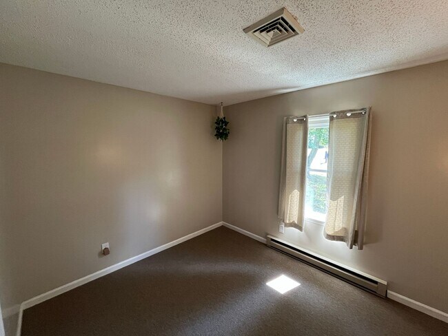 Building Photo - 1681 Village Pl