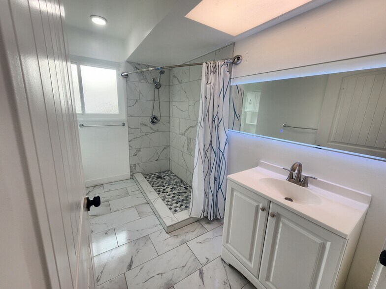 Building Photo - 11665 Babbitt Ave