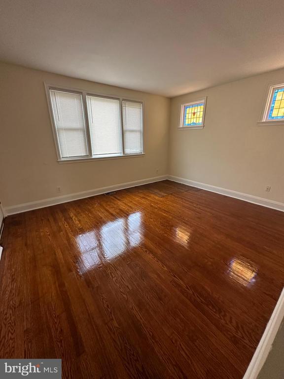 Building Photo - 9 E Overlea Ave