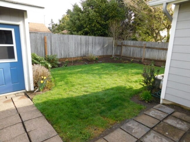 Building Photo - 2Bd/1.5Ba Single Story House - Available to View!