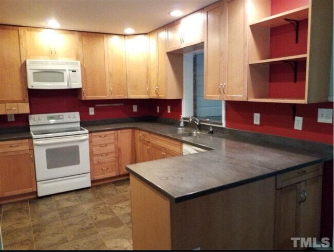 Building Photo - 604 Maple Ln