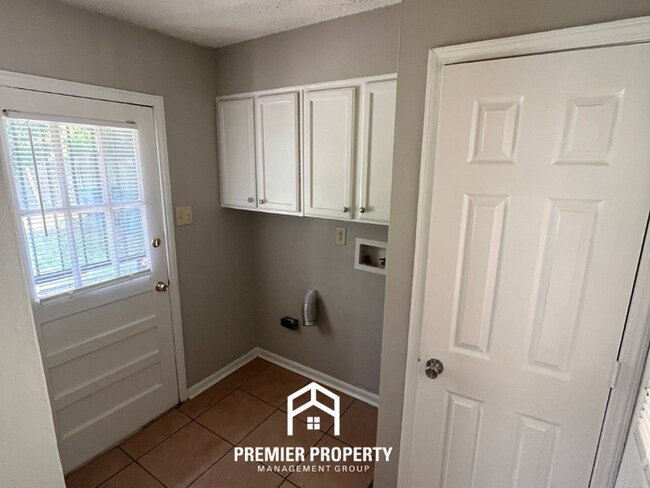 Building Photo - Charming 3BR/2BA in 38118 | Low-Maintenance Tile Floors, Bay Window & Patio