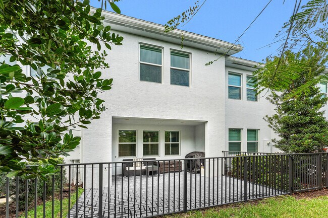 Building Photo - 16280 Oakview Dr