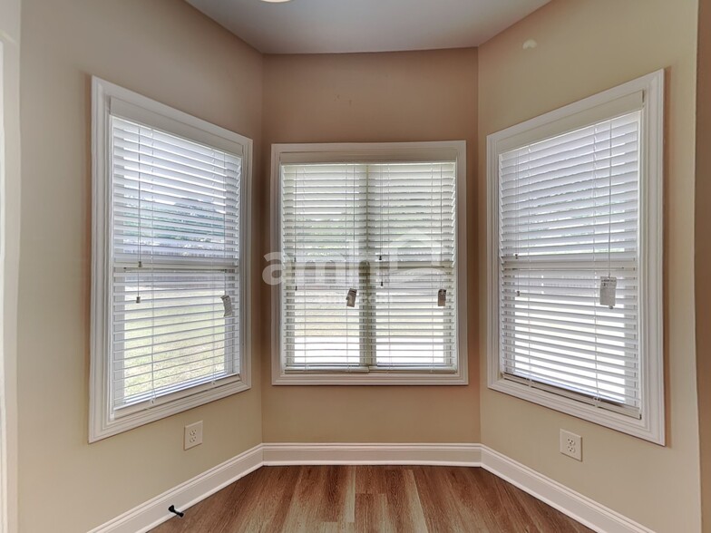 Building Photo - 554 Strawberry Walk