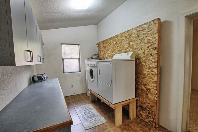 Building Photo - 3 bed 2 bath mountain rental