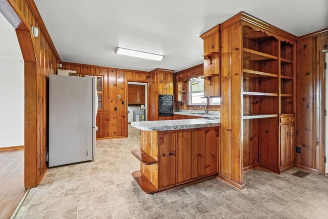 Building Photo - Pet Friendly Two Bedroom!