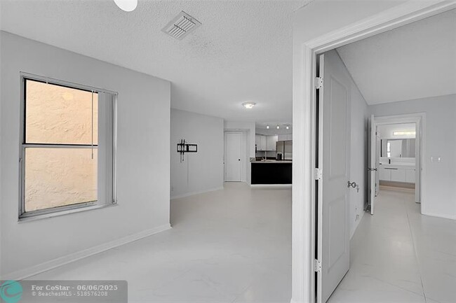 Building Photo - 3350 Pinewalk Dr N