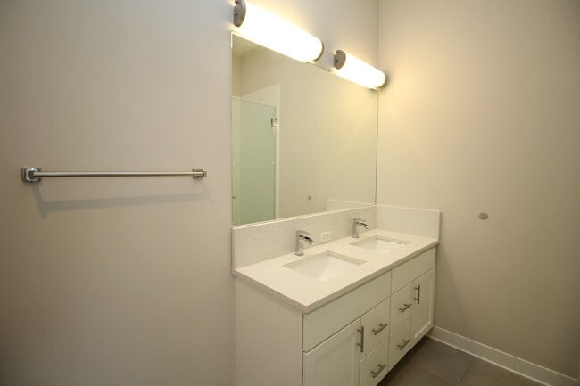 Building Photo - 1540 W Fullerton Ave
