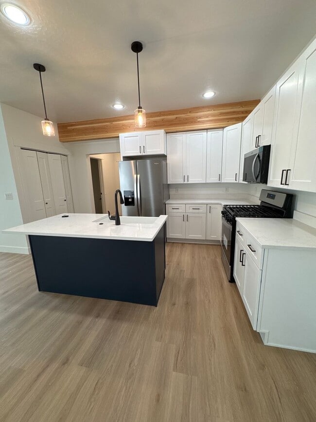 Building Photo - 729 W 350 N