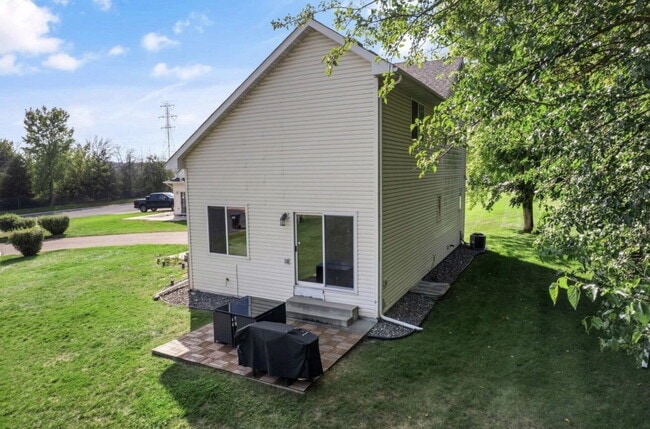 Building Photo - Elegant 3-Bed Single Family with Fireplace & Hardwood Floors in Shakopee – 2345 Sq Ft of Comfort