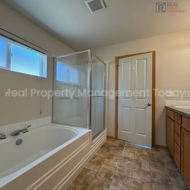 Building Photo - 3 Bedroom With Large Bonus Room!