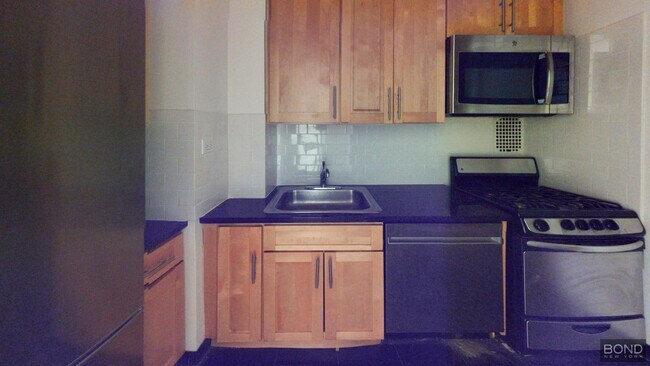 Building Photo - 240 E 35th St