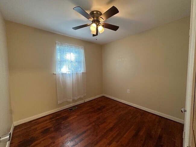 Building Photo - Welcome to your new home in the heart of Russellville, AR!