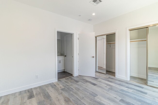 Building Photo - 5142 Riverton Ave