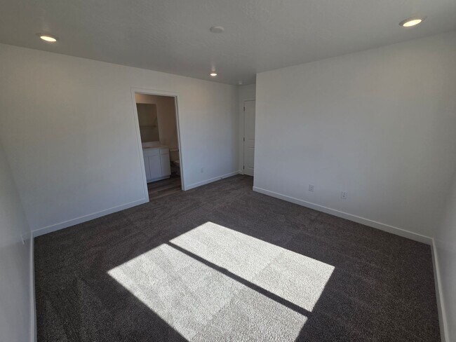 Building Photo - Discover Your Washington Dream Home!