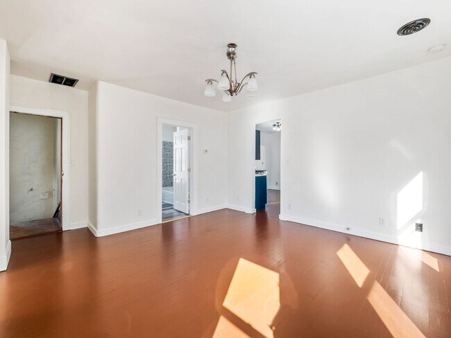 Building Photo - 937 Thomas Ave W