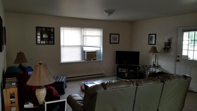 Living Area Furnished - 1 Riverside Park N