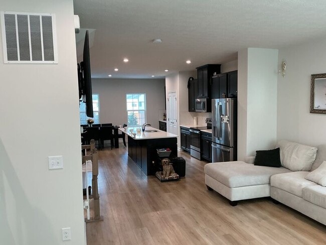 Building Photo - 836 Blackcomb Dr