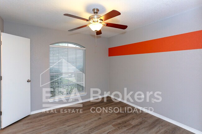 Building Photo - 1614 Twisted Oak Dr