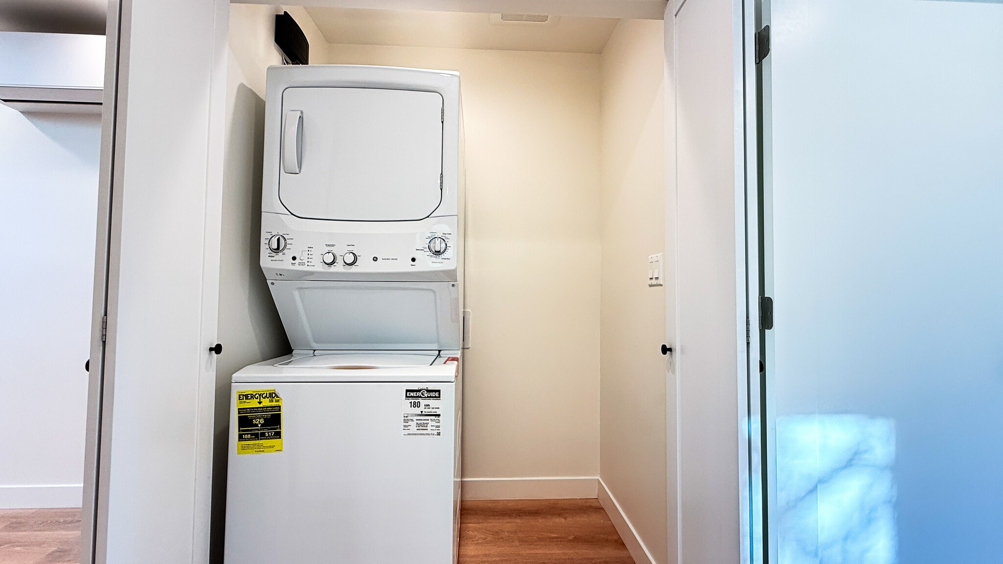 Building Photo - 546 W Ash Ave